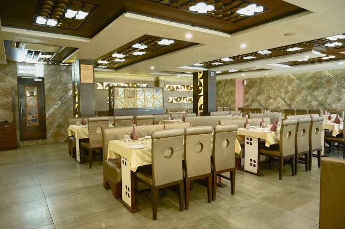 Modern and Elegant Restaurant at Hotel Savoureux