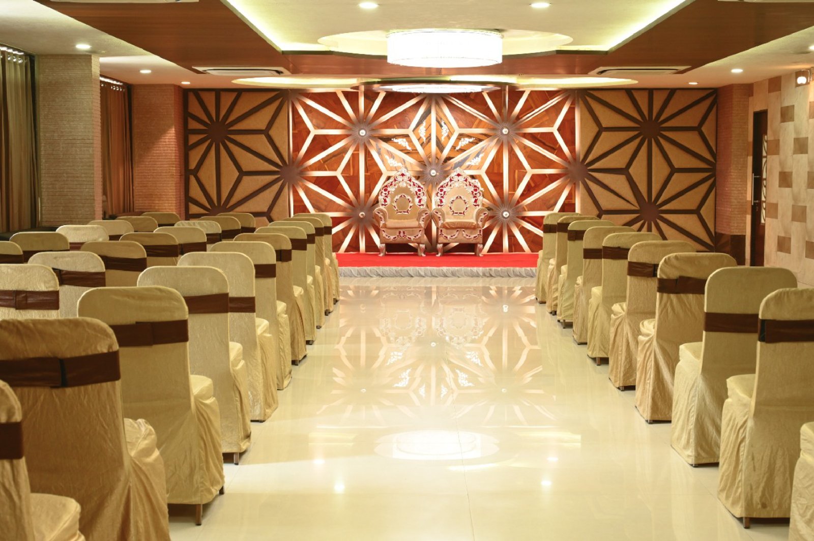 Modern and Elegant Restaurant at Hotel Savoureux